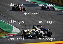 Daniel Ricciardo (AUS) Renault F1 Team RS20 and Valtteri Bottas (FIN) Mercedes AMG F1 W11 battle for position. 13.09.2020. Formula 1 World Championship, Rd 9, Tuscan Grand Prix, Mugello, Italy, Race Day.