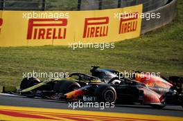 Daniel Ricciardo (AUS) Renault F1 Team RS20 and Alexander Albon (THA) Red Bull Racing RB16 battle for position. 13.09.2020. Formula 1 World Championship, Rd 9, Tuscan Grand Prix, Mugello, Italy, Race Day.
