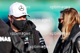 (L to R): Valtteri Bottas (FIN) Mercedes AMG F1 with girlfriend Tiffany Cromwell (AUS) Professional Cyclist. 13.11.2020 Formula 1 World Championship, Rd 14, Turkish Grand Prix, Istanbul, Turkey, Practice Day.