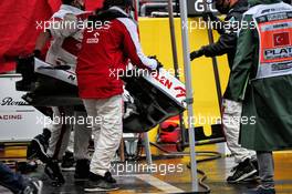 Antonio Giovinazzi (ITA) Alfa Romeo Racing C39 - front wing change before the start of the race after crashing heading to the grid. 15.11.2020. Formula 1 World Championship, Rd 14, Turkish Grand Prix, Istanbul, Turkey, Race Day.