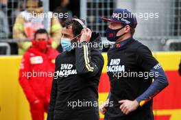 Daniel Ricciardo (AUS) Renault F1 Team and Max Verstappen (NLD) Red Bull Racing on the grid. 15.11.2020. Formula 1 World Championship, Rd 14, Turkish Grand Prix, Istanbul, Turkey, Race Day.