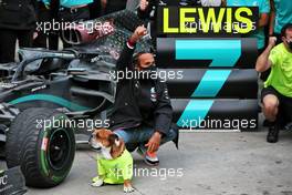 Race winner and World Champion Lewis Hamilton (GBR) Mercedes AMG F1 celebrates with the team. 15.11.2020. Formula 1 World Championship, Rd 14, Turkish Grand Prix, Istanbul, Turkey, Race Day.
