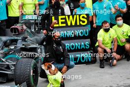 Race winner and World Champion Lewis Hamilton (GBR) Mercedes AMG F1 celebrates with the team. 15.11.2020. Formula 1 World Championship, Rd 14, Turkish Grand Prix, Istanbul, Turkey, Race Day.