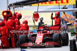 Charles Leclerc (MON) Ferrari SF1000 makes a pit stop. 15.11.2020. Formula 1 World Championship, Rd 14, Turkish Grand Prix, Istanbul, Turkey, Race Day.