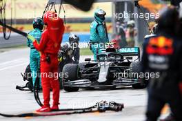 Valtteri Bottas (FIN) Mercedes AMG F1 W11 makes a pit stop. 15.11.2020. Formula 1 World Championship, Rd 14, Turkish Grand Prix, Istanbul, Turkey, Race Day.