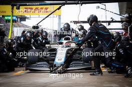 George Russell (GBR) Williams Racing FW43 makes a pit stop. 15.11.2020. Formula 1 World Championship, Rd 14, Turkish Grand Prix, Istanbul, Turkey, Race Day.