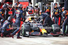 Max Verstappen (NLD) Red Bull Racing RB16 makes a pit stop. 15.11.2020. Formula 1 World Championship, Rd 14, Turkish Grand Prix, Istanbul, Turkey, Race Day.