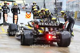 Esteban Ocon (FRA) Renault F1 Team RS20 makes a pit stop. 15.11.2020. Formula 1 World Championship, Rd 14, Turkish Grand Prix, Istanbul, Turkey, Race Day.