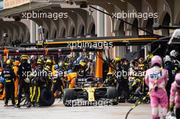 Daniel Ricciardo (AUS) Renault F1 Team RS20 makes a pit stop. 15.11.2020. Formula 1 World Championship, Rd 14, Turkish Grand Prix, Istanbul, Turkey, Race Day.