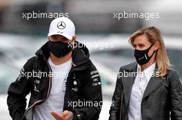 Valtteri Bottas (FIN) Mercedes AMG F1 with girlfriend Tiffany Cromwell (AUS) Professional Cyclist. 14.11.2020. Formula 1 World Championship, Rd 14, Turkish Grand Prix, Istanbul, Turkey, Qualifying Day.
