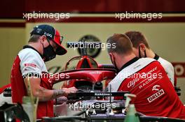 Kimi Raikkonen (FIN) works on his Alfa Romeo Racing C39 in the pit garage with mechanics. 11.12.2020. Formula 1 World Championship, Rd 17, Abu Dhabi Grand Prix, Yas Marina Circuit, Abu Dhabi, Practice Day.