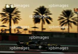 Daniel Ricciardo (AUS) Renault F1 Team RS20 sends sparks flying. 11.12.2020. Formula 1 World Championship, Rd 17, Abu Dhabi Grand Prix, Yas Marina Circuit, Abu Dhabi, Practice Day.