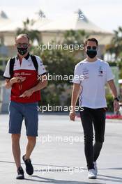 (L to R): Robert Kubica (POL) Alfa Romeo Racing Reserve Driver with Stoffel Vandoorne (BEL) Mercedes AMG F1 Reserve Driver. 11.12.2020. Formula 1 World Championship, Rd 17, Abu Dhabi Grand Prix, Yas Marina Circuit, Abu Dhabi, Practice Day.
