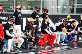 Drivers end racism gesture on the grid. 13.12.2020. Formula 1 World Championship, Rd 17, Abu Dhabi Grand Prix, Yas Marina Circuit, Abu Dhabi, Race Day.