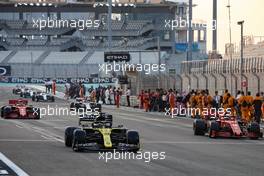 Daniel Ricciardo (AUS) Renault F1 Team RS20 leaves the grid on the formation lap. 13.12.2020. Formula 1 World Championship, Rd 17, Abu Dhabi Grand Prix, Yas Marina Circuit, Abu Dhabi, Race Day.