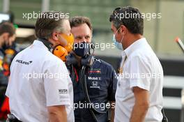 (L to R): Zak Brown (USA) McLaren Executive Director with Christian Horner (GBR) Red Bull Racing Team Principal and Michael Masi (AUS) FIA Race Director on the grid. 13.12.2020. Formula 1 World Championship, Rd 17, Abu Dhabi Grand Prix, Yas Marina Circuit, Abu Dhabi, Race Day.