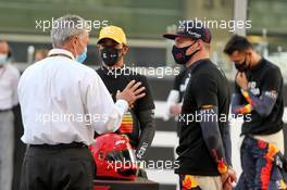 (L to R): Chase Carey (USA) Formula One Group Chairman with Lewis Hamilton (GBR) Mercedes AMG F1 and Max Verstappen (NLD) Red Bull Racing on the grid. 13.12.2020. Formula 1 World Championship, Rd 17, Abu Dhabi Grand Prix, Yas Marina Circuit, Abu Dhabi, Race Day.