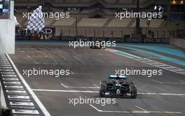 Lewis Hamilton (GBR) Mercedes AMG F1 W11 takes the chequered flag at the end of the race. 13.12.2020. Formula 1 World Championship, Rd 17, Abu Dhabi Grand Prix, Yas Marina Circuit, Abu Dhabi, Race Day.