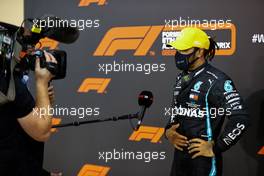 Lewis Hamilton (GBR) Mercedes AMG F1 in parc ferme. 13.12.2020. Formula 1 World Championship, Rd 17, Abu Dhabi Grand Prix, Yas Marina Circuit, Abu Dhabi, Race Day.