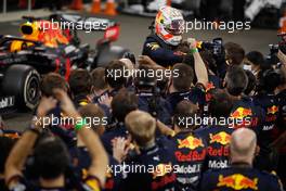 Race winner Max Verstappen (NLD) Red Bull Racing celebrates with the team in parc ferme. 13.12.2020. Formula 1 World Championship, Rd 17, Abu Dhabi Grand Prix, Yas Marina Circuit, Abu Dhabi, Race Day.