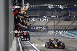 Race winner Max Verstappen (NLD) Red Bull Racing RB16 celebrates as he passes the team at the end of the race. 13.12.2020. Formula 1 World Championship, Rd 17, Abu Dhabi Grand Prix, Yas Marina Circuit, Abu Dhabi, Race Day.
