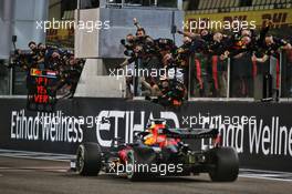 Race winner Max Verstappen (NLD) Red Bull Racing RB16 celebrates as he passes his team at the end of the race. 13.12.2020. Formula 1 World Championship, Rd 17, Abu Dhabi Grand Prix, Yas Marina Circuit, Abu Dhabi, Race Day.