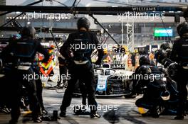 Nicholas Latifi (CDN) Williams Racing FW43 makes a pit stop. 13.12.2020. Formula 1 World Championship, Rd 17, Abu Dhabi Grand Prix, Yas Marina Circuit, Abu Dhabi, Race Day.