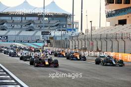 Max Verstappen (NLD) Red Bull Racing RB16 leads at the start of the race. 13.12.2020. Formula 1 World Championship, Rd 17, Abu Dhabi Grand Prix, Yas Marina Circuit, Abu Dhabi, Race Day.