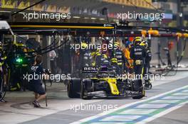 Daniel Ricciardo (AUS) Renault F1 Team RS20 makes a pit stop. 13.12.2020. Formula 1 World Championship, Rd 17, Abu Dhabi Grand Prix, Yas Marina Circuit, Abu Dhabi, Race Day.
