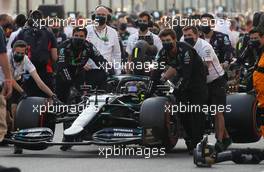 Lewis Hamilton (GBR) Mercedes AMG F1 W11 on the grid. 13.12.2020. Formula 1 World Championship, Rd 17, Abu Dhabi Grand Prix, Yas Marina Circuit, Abu Dhabi, Race Day.