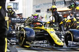 Esteban Ocon (FRA) Renault F1 Team RS20 makes a pit stop. 13.12.2020. Formula 1 World Championship, Rd 17, Abu Dhabi Grand Prix, Yas Marina Circuit, Abu Dhabi, Race Day.