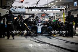 George Russell (GBR) Williams Racing FW43 makes a pit stop. 13.12.2020. Formula 1 World Championship, Rd 17, Abu Dhabi Grand Prix, Yas Marina Circuit, Abu Dhabi, Race Day.