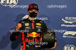 Max Verstappen (NLD) Red Bull Racing celebrates with the Pirelli Pole Position Award in qualifying parc ferme. 12.12.2020. Formula 1 World Championship, Rd 17, Abu Dhabi Grand Prix, Yas Marina Circuit, Abu Dhabi, Qualifying Day.