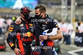 Max Verstappen (NLD) Red Bull Racing celebrates his pole position in qualifying parc ferme with Bradley Scanes (GBR) Red Bull Racing Physio and Performance Coach. 12.12.2020. Formula 1 World Championship, Rd 17, Abu Dhabi Grand Prix, Yas Marina Circuit, Abu Dhabi, Qualifying Day.