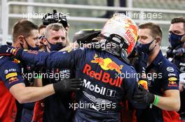 Max Verstappen (NLD) Red Bull Racing celebrates his pole position in qualifying parc ferme with the team. 12.12.2020. Formula 1 World Championship, Rd 17, Abu Dhabi Grand Prix, Yas Marina Circuit, Abu Dhabi, Qualifying Day.