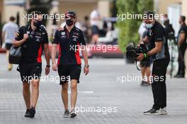 Max Verstappen (NLD) Red Bull Racing with Bradley Scanes (GBR) Red Bull Racing Physio and Performance Coach. 12.12.2020. Formula 1 World Championship, Rd 17, Abu Dhabi Grand Prix, Yas Marina Circuit, Abu Dhabi, Qualifying Day.