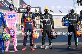 Max Verstappen (NLD) Red Bull Racing and Lewis Hamilton (GBR) Mercedes AMG F1 at the drivers' end of season group photograph. 13.12.2020. Formula 1 World Championship, Rd 17, Abu Dhabi Grand Prix, Yas Marina Circuit, Abu Dhabi, Race Day.