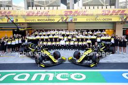 (L to R): Daniel Ricciardo (AUS) Renault F1 Team and team mate Esteban Ocon (FRA) Renault F1 Team at a team photograph. 13.12.2020. Formula 1 World Championship, Rd 17, Abu Dhabi Grand Prix, Yas Marina Circuit, Abu Dhabi, Race Day.
