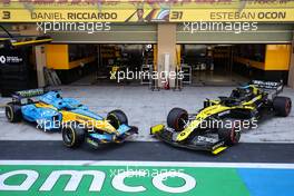 (L to R): The Renault R25 and the Renault F1 Team RS20. 13.12.2020. Formula 1 World Championship, Rd 17, Abu Dhabi Grand Prix, Yas Marina Circuit, Abu Dhabi, Race Day.
