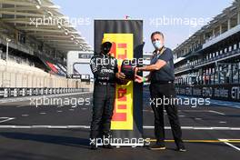 Lewis Hamilton (GBR) Mercedes AMG F1 receives the Pirelli Poleman of the Year Award from Mario Isola (ITA) Pirelli Racing Manager. 13.12.2020. Formula 1 World Championship, Rd 17, Abu Dhabi Grand Prix, Yas Marina Circuit, Abu Dhabi, Race Day.