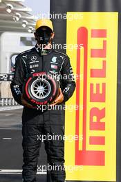 Lewis Hamilton (GBR) Mercedes AMG F1 receives the Pirelli Poleman of the Year Award from Mario Isola (ITA) Pirelli Racing Manager. 13.12.2020. Formula 1 World Championship, Rd 17, Abu Dhabi Grand Prix, Yas Marina Circuit, Abu Dhabi, Race Day.