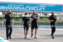 Pietro Fittipaldi (BRA) Haas F1 Team walks the circuit with the team. 10.12.2020. Formula 1 World Championship, Rd 17, Abu Dhabi Grand Prix, Yas Marina Circuit, Abu Dhabi, Preparation Day.
