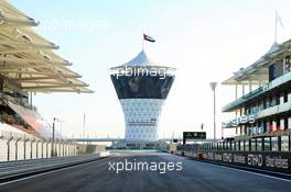 Circuit atmosphere - start / finish straight. 10.12.2020. Formula 1 World Championship, Rd 17, Abu Dhabi Grand Prix, Yas Marina Circuit, Abu Dhabi, Preparation Day.