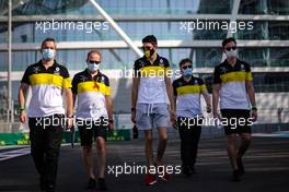 Esteban Ocon (FRA) Renault F1 Team walks the circuit with the team. 10.12.2020. Formula 1 World Championship, Rd 17, Abu Dhabi Grand Prix, Yas Marina Circuit, Abu Dhabi, Preparation Day.