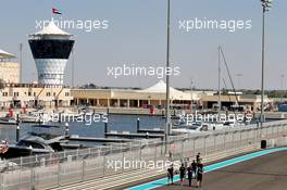 Nicholas Latifi (CDN) Williams Racing walks the circuit with the team. 10.12.2020. Formula 1 World Championship, Rd 17, Abu Dhabi Grand Prix, Yas Marina Circuit, Abu Dhabi, Preparation Day.