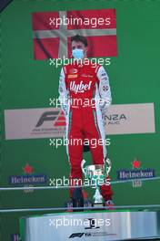 Race winner Frederik Vesti (DEN) PREMA Racing on the podium. 05.09.2020. Formula 3 Championship, Rd 8, Monza, Italy, Saturday.