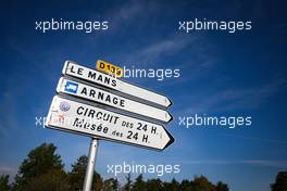 Circuit atmosphere - signposts. 16.09.2020. FIA World Endurance Championship, Le Mans 24 Hours, Le Mans, France. Wednesday.