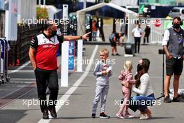 Frederic Vasseur (FRA) Alfa Romeo Racing Team Principal passes Minttu Raikkonen (FIN) and her children Robin and Rianna. 02.07.2021. Formula 1 World Championship, Rd 9, Austrian Grand Prix, Spielberg, Austria, Practice Day.