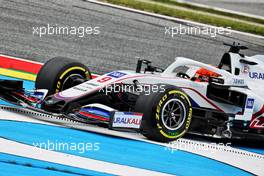 Nikita Mazepin (RUS) Haas F1 Team VF-21 runs wide. 02.07.2021. Formula 1 World Championship, Rd 9, Austrian Grand Prix, Spielberg, Austria, Practice Day.