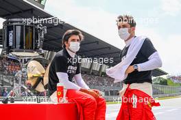 (L to R): Carlos Sainz Jr (ESP) Ferrari and Charles Leclerc (MON) Ferrari on the grid. 04.07.2021. Formula 1 World Championship, Rd 9, Austrian Grand Prix, Spielberg, Austria, Race Day.